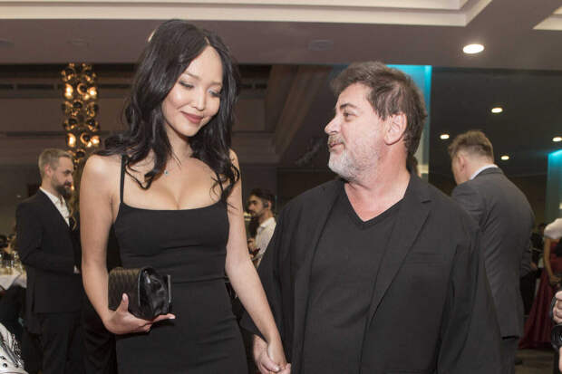 Александр Цекало разругался с Ургантом, Светлаковым и Мартиросяном из-за молодой супруги