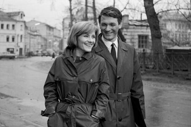 Кадр из фильма «Июльский дождь». Режиссер Марлен Хуциев. Актеры Александр Белявский, Евгения Уралова Кадр из фильма «Июльский дождь». Режиссер Марлен Хуциев. Актеры Александр Белявский, Евгения Уралова