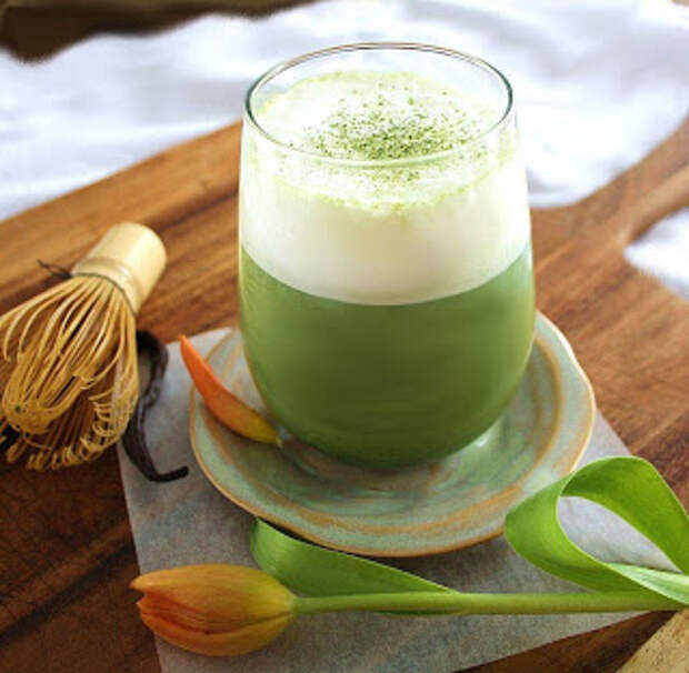 Попробуйте зеленый чай с молоком!  Не только очень вкусно, но и невероятно полезно!