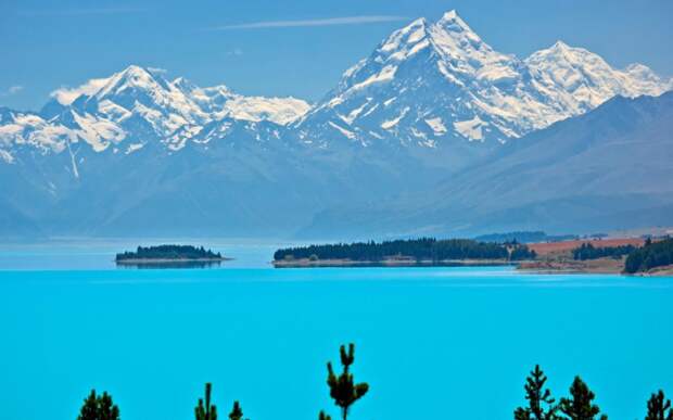 Озеро Пукаки Саус-Айленд, Новая Зеландия   Это большое высокогорное озеро в Новой Зеландии отливает всеми оттенками голубого цвета. И все благодаря мелкозернистым минералам, вымываемым с близлежащих ледников.