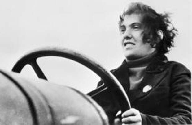 Прасковья Ангелина — организатор женской тракторной бригады в СССР.
