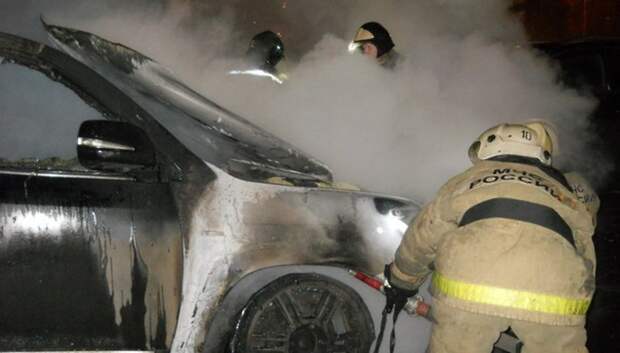 Пожарные ликвидировали возгорание автомобиля в Подольске