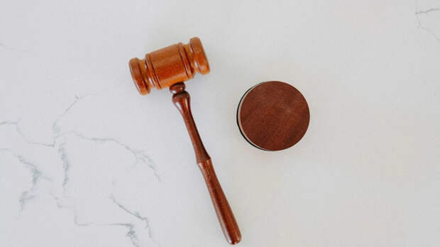 На Алтае глава стройфирмы получил 8 млн, разобрал пол в школе и уехал в Геленджик