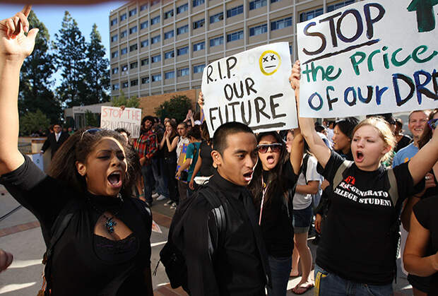 Студенты Калифорнийского университета в Лос-Анджелесе протестуют против повышения стоимости обучения