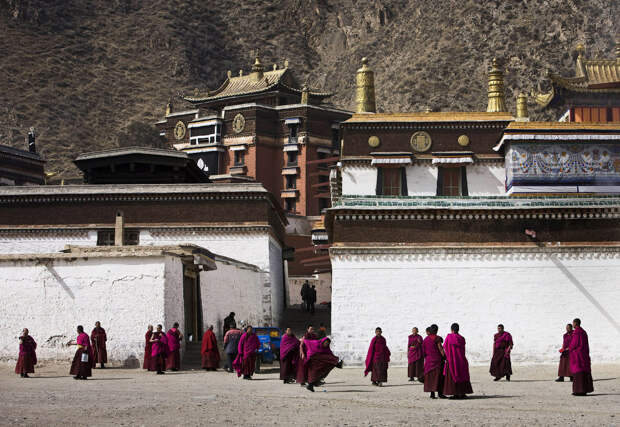 Тибетские монахи в монастыре Лабранг, о котором мы упоминали выше