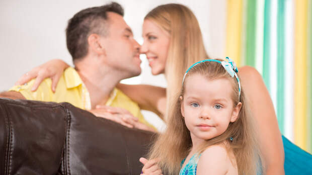 Можно ли целоваться при детях? Отвечает психолог