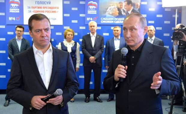 С Председателем Правительства Дмитрием Медведевым во время посещения штаба партии «Единая Россия».