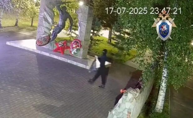 Орудовал кувалдой: в Челябинской области вандал разрушил мемориал погибшим на СВО