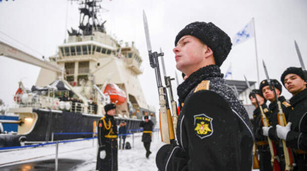 Торжественный подъём военно-морского флага на ледоколе «Илья Муромец» в Санкт-Петербурге