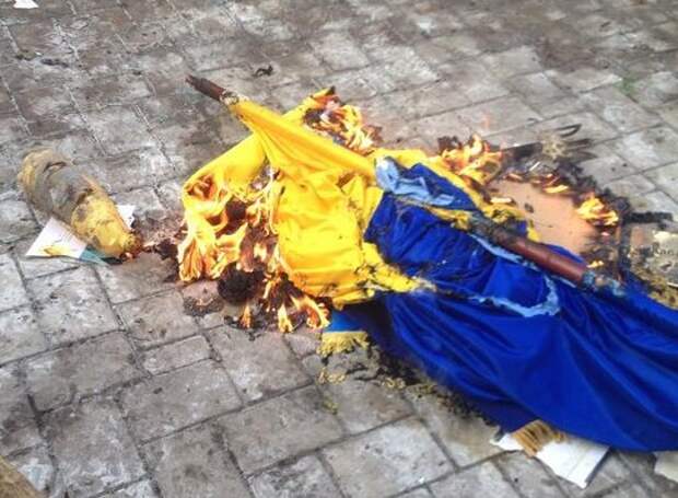 В Борисполе под дверью офиса боевиков «АТО» сожгли флаг Украины