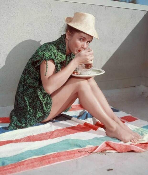 Дебби Рейнольдс ест мороженое, 1965 звезды, знаменитости, лето, пляж, прошлое, ретро, фотография