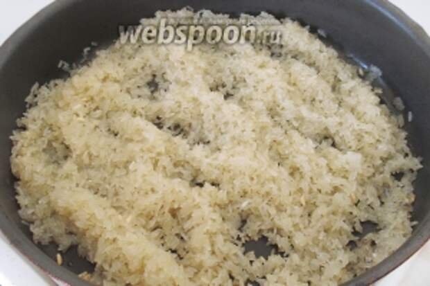 Разогреем сковороду, добавим оливковое масло и выложим рис. Перемешаем рис с маслом и начнём обжаривать, постоянно помешивая.