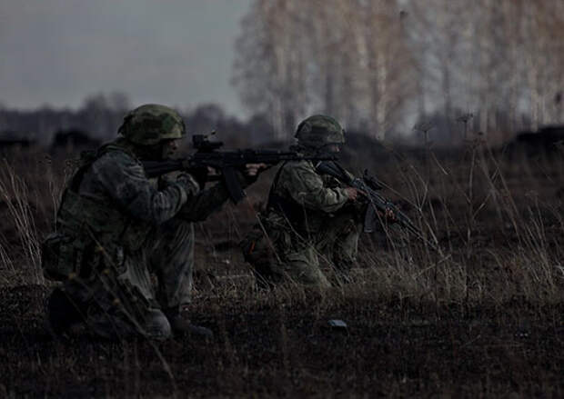 Разведчики ЦВО в Сибири учились уничтожать противника в ночных условиях