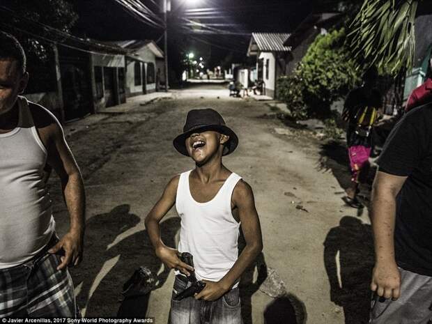 Мальчик хвастается двумя пистолетами, Гондурас в мире, дети, жизнь