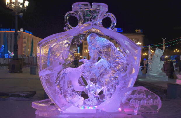 Красивая ледяная скульптура
