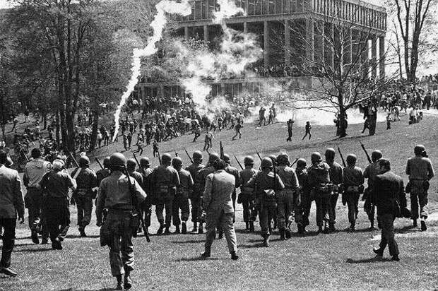 4 мая 1970 года, Национальная Гвардия расстреливает студенческие беспорядки в Кентском университете, штат Огайо. 4 убитых, никто не наказан…