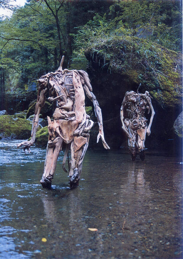 В японском лесу художник создает из коряг жуткие скульптуры, от которых стынет кровь