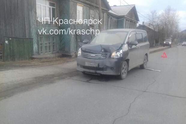 В Красноярске автомобиль сбил корову: животное сбежало с места ДТП. Фото: "ЧП-Красноясрк"