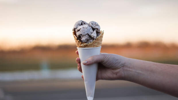 Биолог рассказал, почему опасно есть мороженое в жару