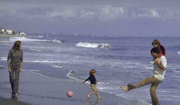 Мэгги Смит и муж Роберт Стивенс играют с сыновьями Тоби и Кристофером на пляже, Малибу, март 1971 года. Фото Майкла Руже звезды, знаменитости, лето, пляж, прошлое, ретро, фотография