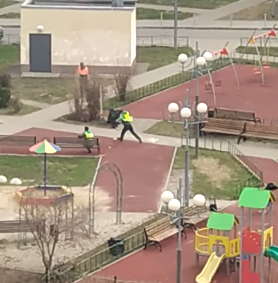 Дворники на Заповедной в перерывах играют в футбол во дворе