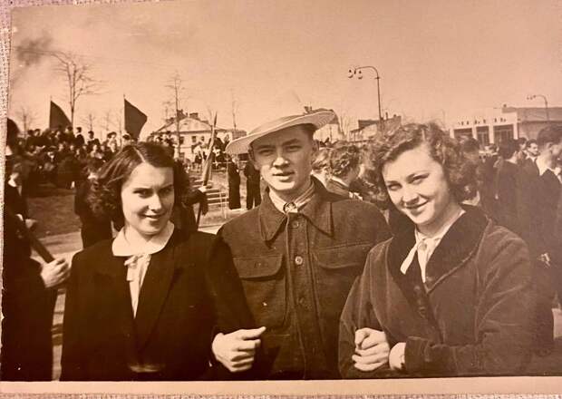 На фото - студенты БПИ города Минска на Первомайской демонстрации 1956 года. Слева - моя мама. Прислала «Анна Паукова».jpg