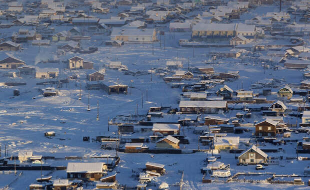 Оймякон Россия Северный полюс холода, официально являющийся самым холодным местом в мире с постоянным населением. Вокруг села стоит непрерывная цепь высоких гор, создающая своеобразную ловушку для ледяного воздуха. Зачем здесь продолжают жить люди решительно непонятно.