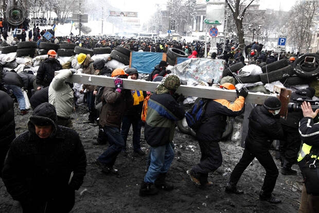 Украина. Киев. 22 января. Столкновения протестующих против действующей власти с сотрудниками правоохранительных органов. (REUTERS/Vasily Fedosenko)