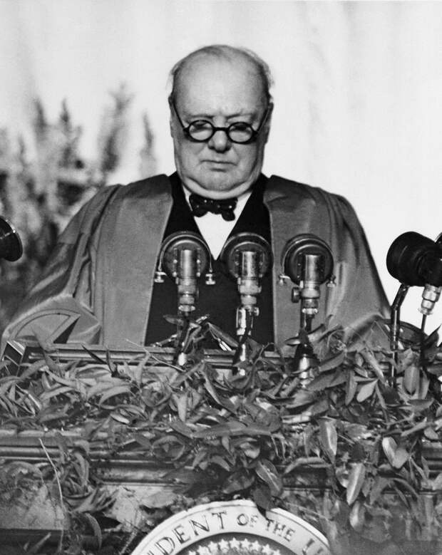 Уинстон Черчилль опускает "железный занавес". Фултон (США). 5 марта 1946 года. Фото: AP
