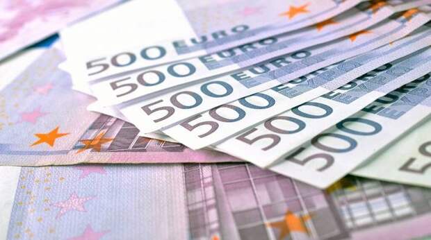 Евро ведет себя спокойно в преддверии снижения ключевой ставки