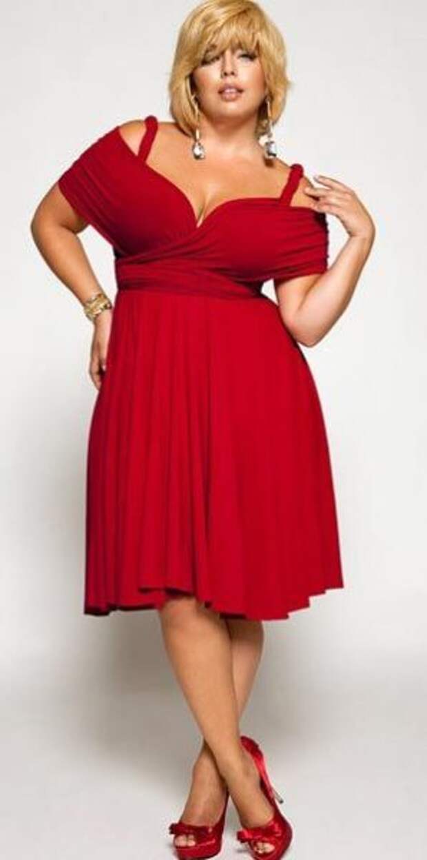 Полная женщина в красном платье