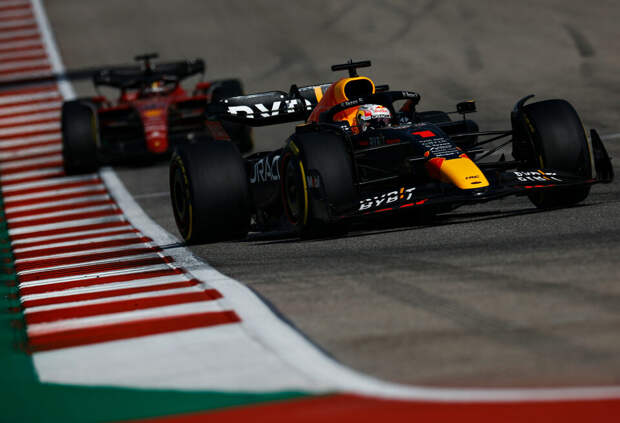 Лоран Мекис: Максимальная скорость Red Bull Racing – их надёжная защита от Ferrari