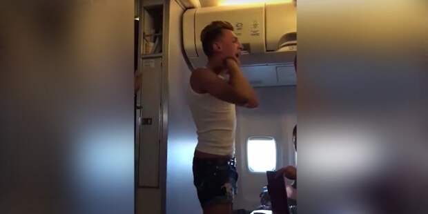 На борту рейса Москва - Барселона побили пассажира, скандировавшего русские люди - говно