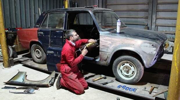 Эд Хьюджес ремонтирует ВАЗ-2103 авто, прикол