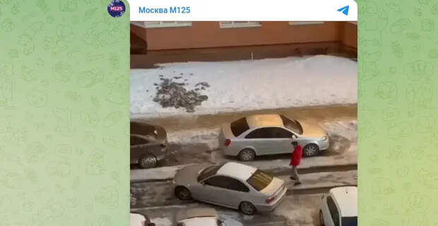 Житель Москвы вызволил застрявшую в сугробе машину перфоратором