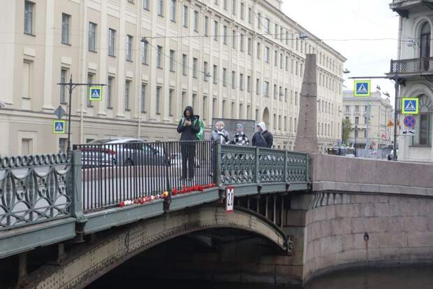 Видео с места трагедии: что происходит сейчас на Поцелуевом мосту