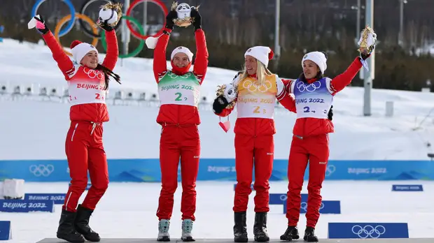 Ступак станцевала на подиуме после завоевания золота в эстафете на ОИ в Пекине