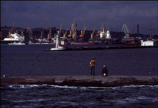 Одесский порт – один из самых оживленных в Украине. СССР, Одесса, 1988 год.