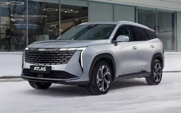 Geely Atlas стал доступнее — старт продаж новой версии без полного привода. Цена известна
