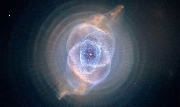 Кошачий глаз Этот снимок подарил любителям конспирологических теорий телескоп Хаббл. Со стороны облако космической пыли напоминает глаз кошки.