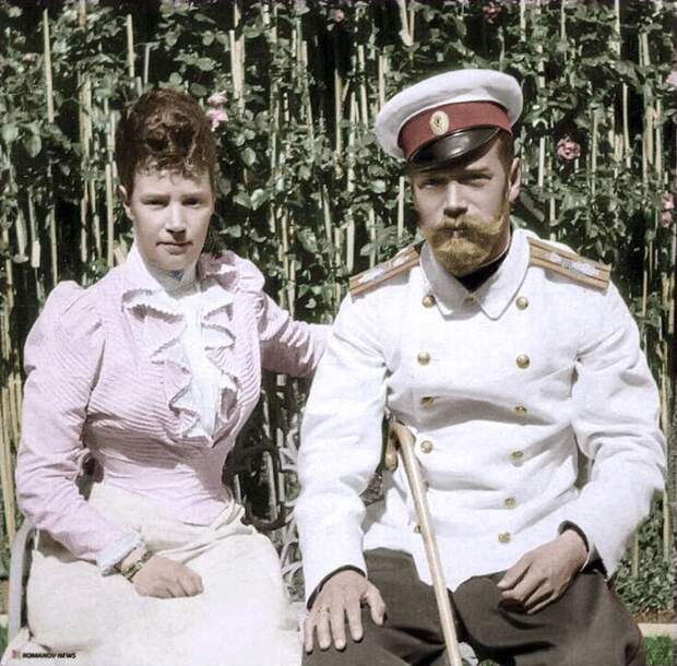Колоризированное фото Николая II и вдовствующей императрицы Марии Федоровны. Последний русский предок Николая II - это Петр I. Дальше браки с немецкими принцессами. 