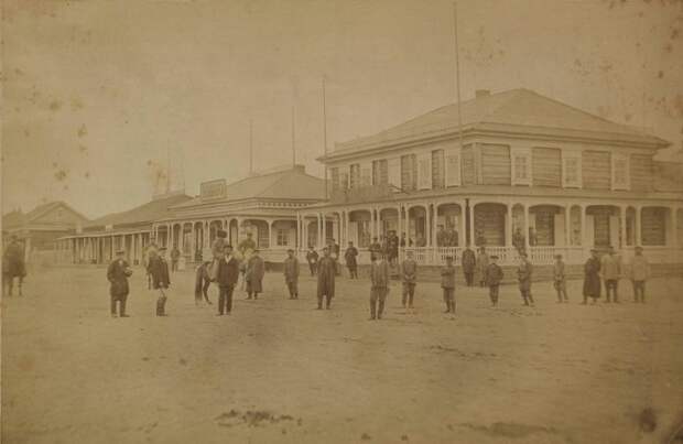 Местные жители на набережной в Благовещенске. Россия, 1880 годы.