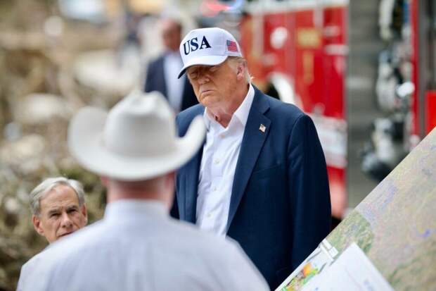 Для работника Ford, которому Трамп показал средний палец, собрали $800 тыс.