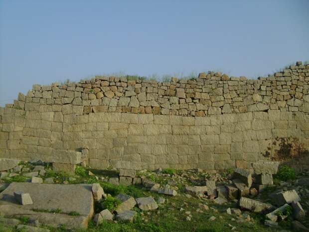 Виджаянагар. Стена с полигональной кладкой