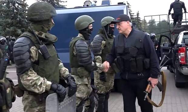 Лукашенко с автоматом послал сигнал не только Западу, но и России Лукашенко с автоматом послал сигнал не только Западу, но и России