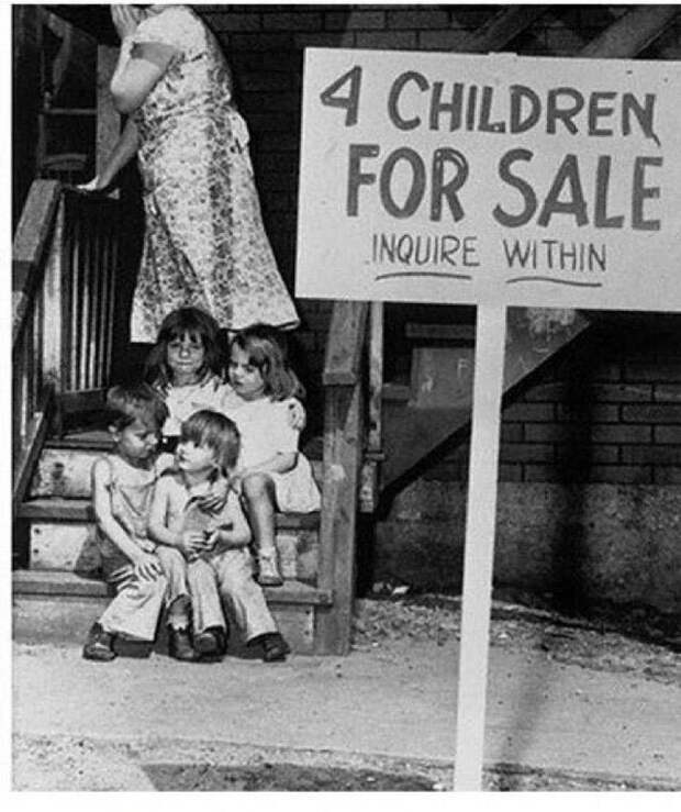 Мать вынуждена продать своих детей из - за плохого материального обеспечения. Прячет свое лицо от фотоаппарата. Чикаго, 1948 год. жизнь, прошлое, ситуация, факт