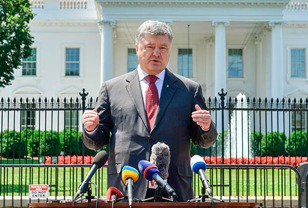 Петр Порошенко дал комментарии прессе за оградой Белого дома