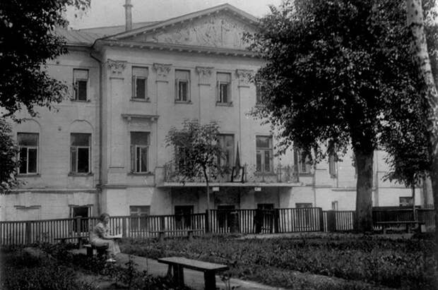 Архивное фото здания института