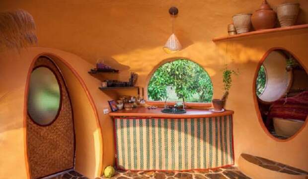 Мужчина из бетонных блоков построил дом своей мечты, хотя его бюджет был ограничен: фото внутри и снаружи