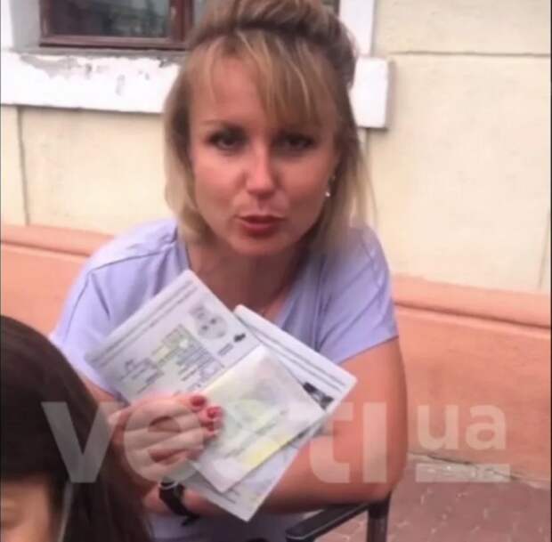 Харьковчанка с детьми послали Украину по известному адресу и выбросили паспорта
